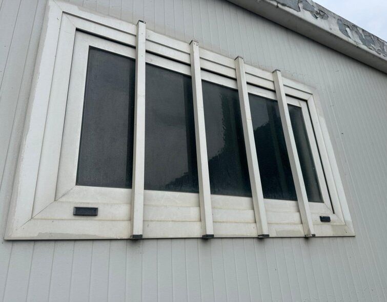 - BARAQUE DE CHANTIER